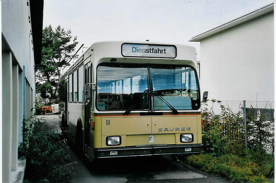 (057'525) - STI Thun - Nr. 51 - Saurer/R&J am 1. Dezember 2002 in Thun, Garage