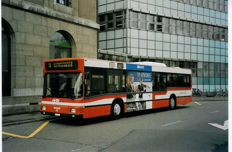 (057'804) - AAR bus+bahn, Aarau - Nr. 148/AG 8848 - MAN am 27. Dezember 2002 beim Bahnhof Aarau