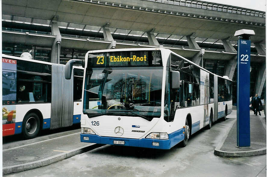 (058'034) - VBL Luzern - Nr. 126/LU 15'073 - Mercedes am 30. Dezember 2002 beim Bahnhof Luzern