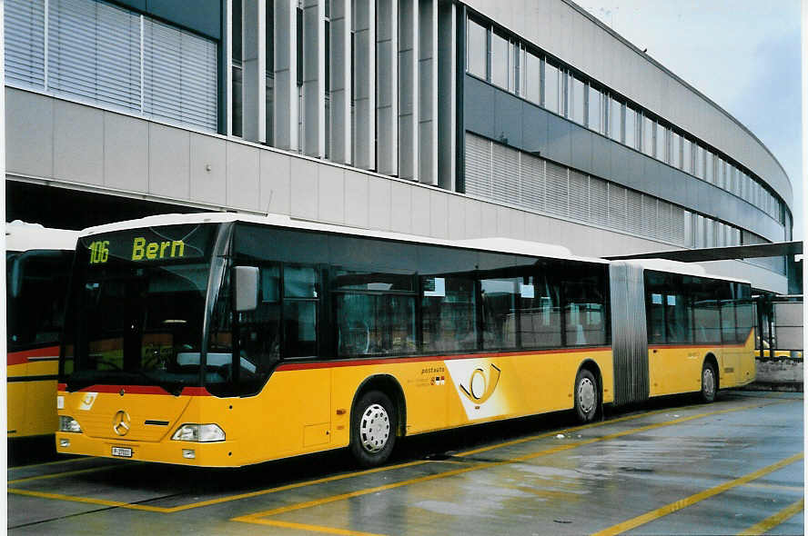 (058'209) - PTT-Regie - P 27'011 - Mercedes am 31. Dezember 2002 in Bern, Postautostation