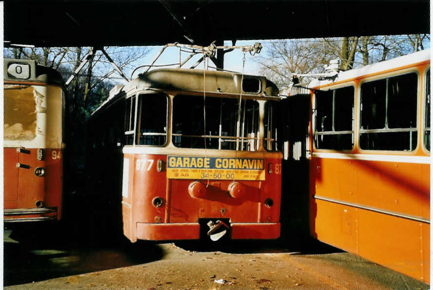 (058'230) - TPG Genve (AGMT) - Nr. 877 - Berna-SWP Trolleybus am 1. Januar 2003 in Genve, Dpt