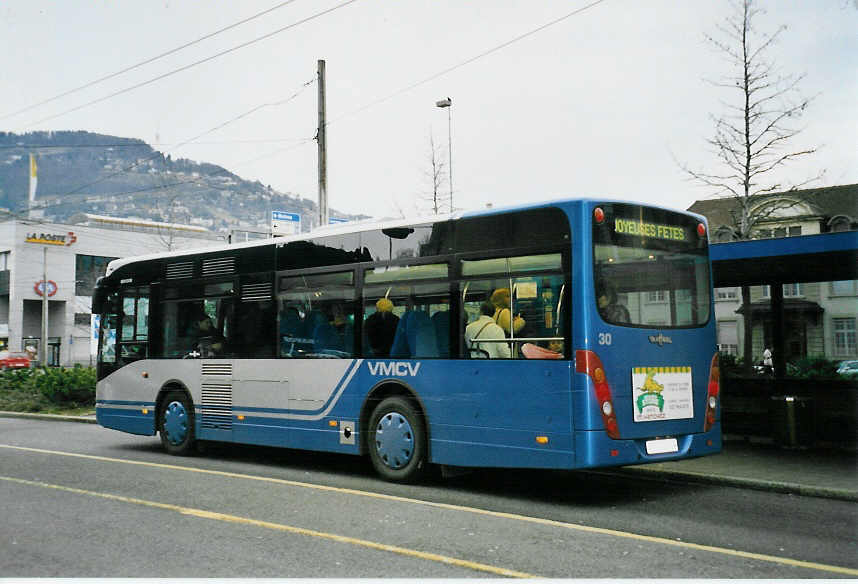 (058'432) - VMCV Clarens - Nr. 30/VD 395'232 - Van Hool am 1. Januar 2003 beim Bahnhof Vevey