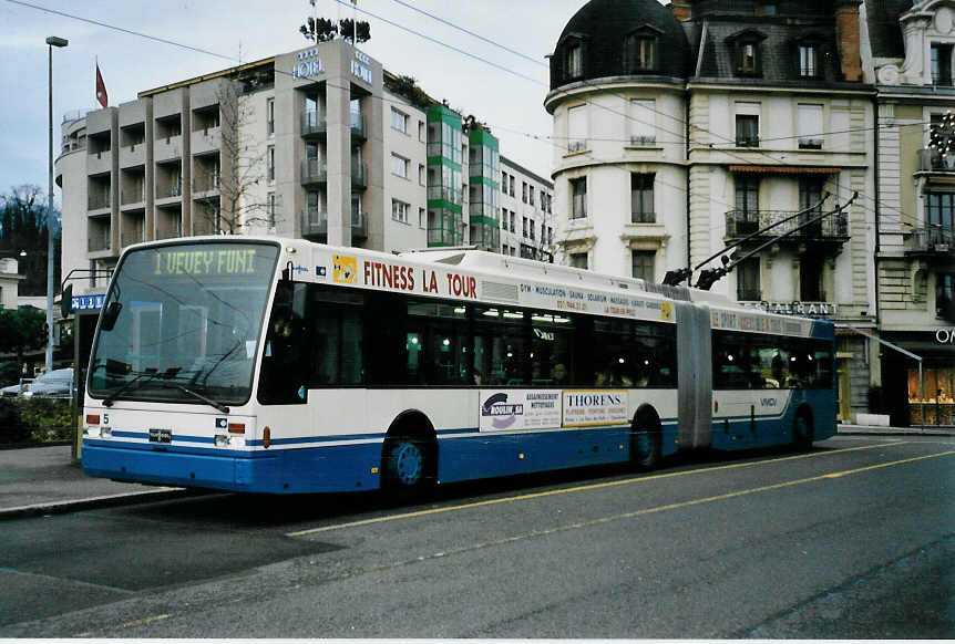 (058'434) - VMCV Clarens - Nr. 5 - Van Hool Gelenktrolleybus am 1. Januar 2003 beim Bahnhof Vevey