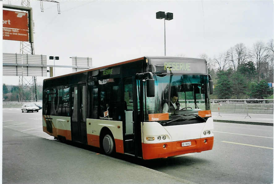 (059'128) - TPG Genve - GE 96'942 - Neoplan am 16. Mrz 2003 in Genve, Aroport