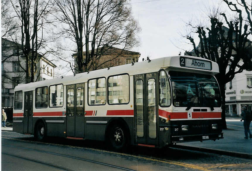 (059'325) - VBSG St. Gallen - Nr. 217/SG 141'217 - Saurer/Hess am 29. Mrz 2003 beim Bahnhof St. Gallen