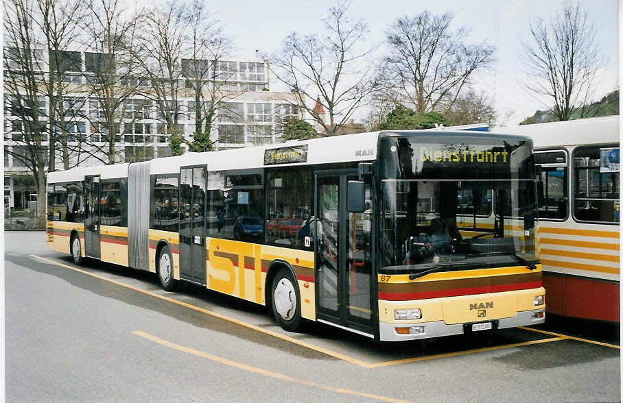 (059'610) - STI Thun - Nr. 87/BE 572'087 - MAN am 3. April 2003 bei der Schifflndte Thun