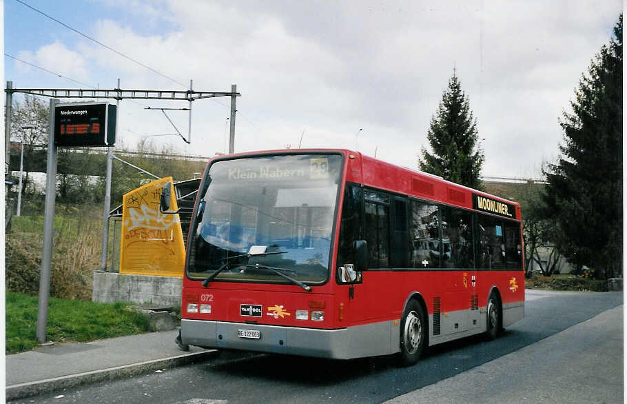 (059'623) - Peyer, Niederwangen - Nr. 72/BE 122'003 - Van Hool am 7. April 2003 beim Bahnhof Niederwangen