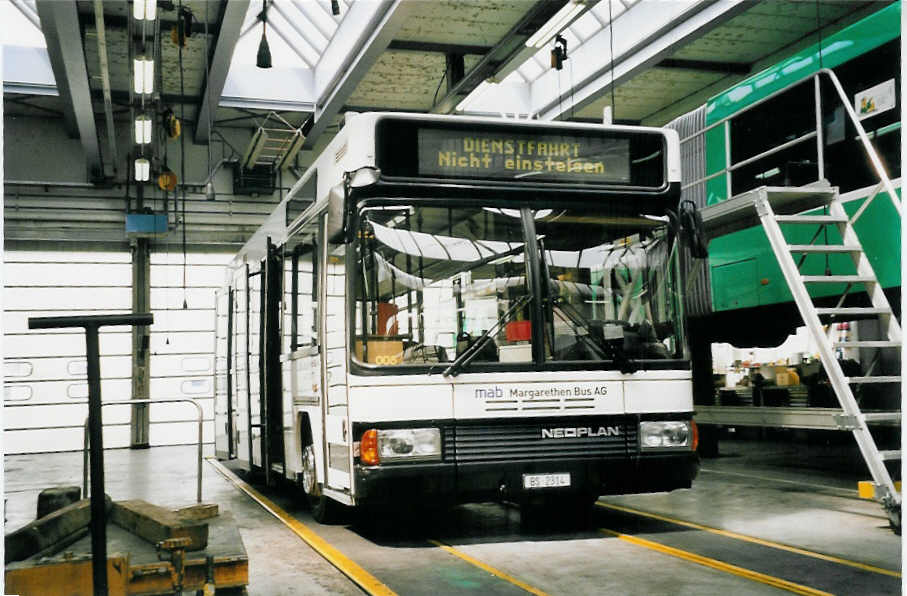 (059'912) - MAB Basel - Nr. 5/BS 2314 - Neoplan (ex Taxi-Zentrale, Basel Nr. 304) am 19. April 2003 in Basel, BVB-Garage Rankstrasse