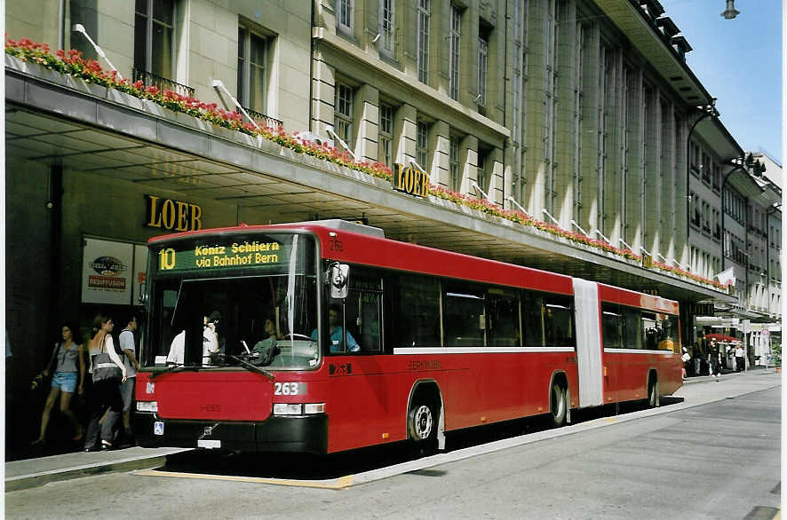 (060'630) - Bernmobil, Bern - Nr. 263/BE 572'263 - Volvo/Hess am 13. Juni 2003 beim Bahnhof Bern