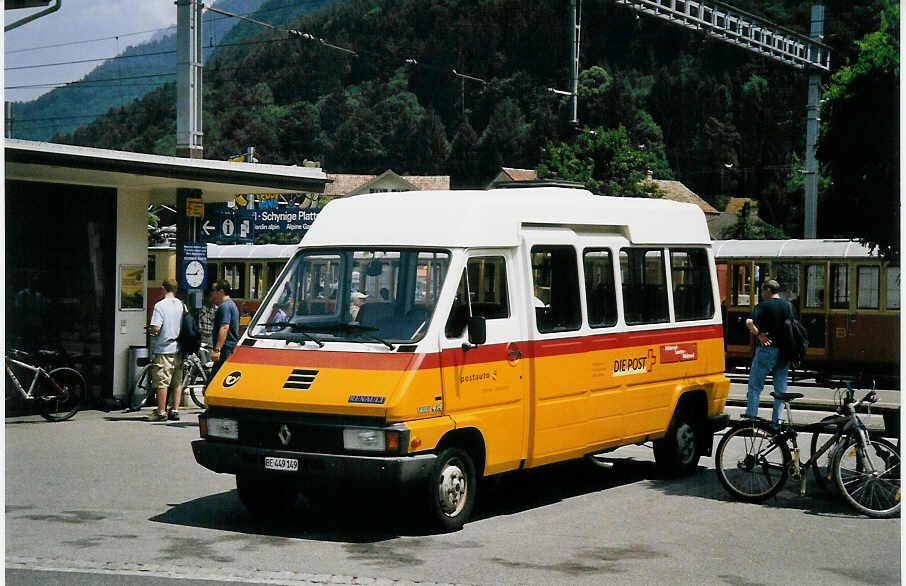 (061'216) - Seematter, Saxeten - BE 449'149 - Renault am 29. Juni 2003 beim Bahnhof Wilderswil