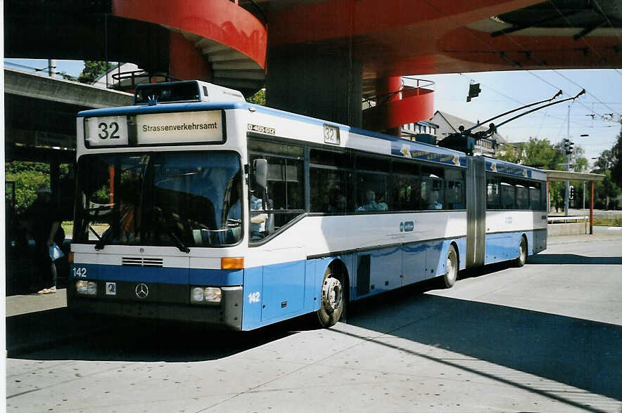 (061'803) - VBZ Zrich - Nr. 142 - Mercedes Gelenktrolleybus am 19. Juli 2003 in Zrich, Bucheggplatz