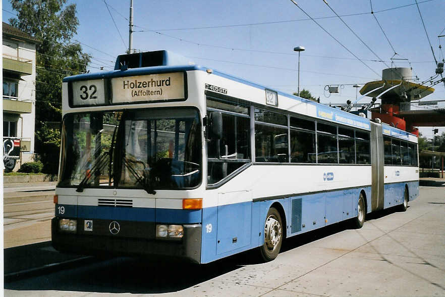 (061'804) - VBZ Zrich - Nr. 19 - Mercedes Gelenktrolleybus am 19. Juli 2003 in Zrich, Bucheggplatz