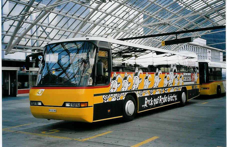 (062'212) - PostAuto Graubnden - GR 102'385 - Neoplan (ex P 25'131) am 29. Juli 2003 in Chur, Postautostation