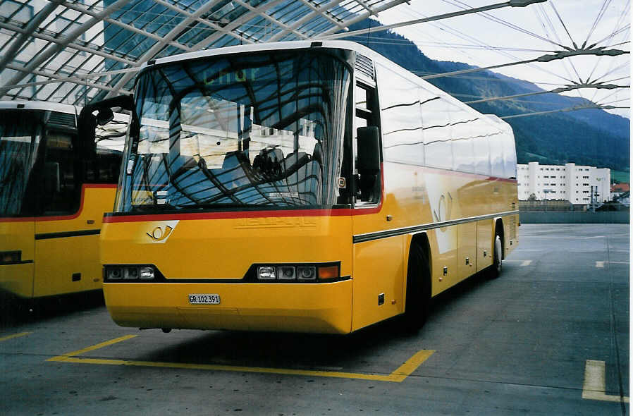 (062'217) - PostAuto Graubnden - GR 102'391 - Neoplan (ex P 25'858) am 29. Juli 2003 in Chur, Postautostation