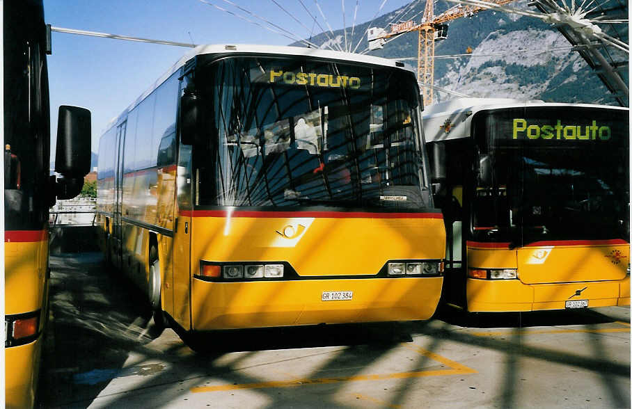 (062'232) - PostAuto Graubnden - GR 102'384 - Neoplan (ex P 25'130) am 30. Juli 2003 in Chur, Postautostation