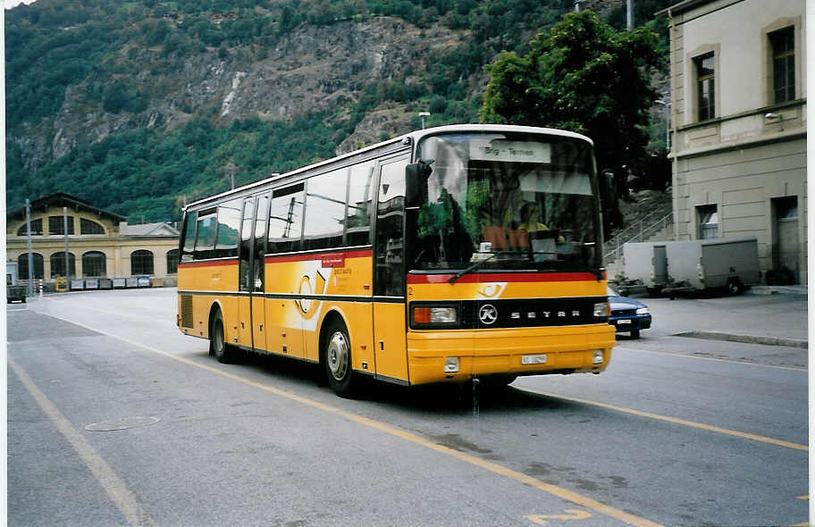 (062'323) - In Albon, Visp - Nr. 2/VS 10'299 - Setra am 30. Juli 2003 beim Bahnhof Brig