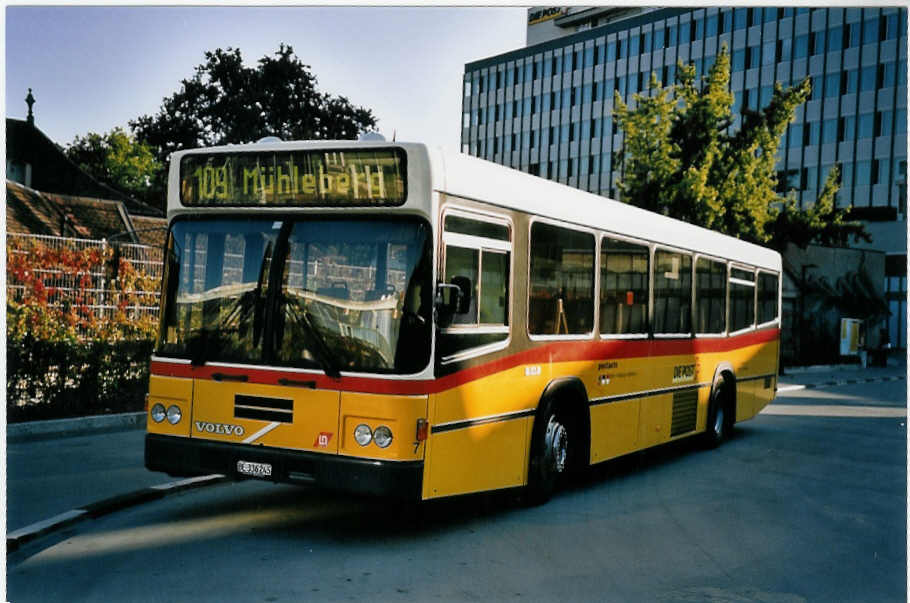 (063'229) - Steiner, Ortschwaben - Nr. 7/BE 336'245 - Volvo/Lauber am 3. September 2003 in Bern, Postautostation