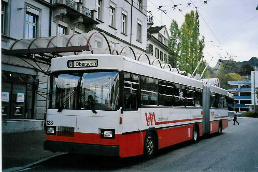 (064'120) - WV Winterthur - Nr. 123 - Saurer/FHS Gelenktrolleybus am 15. Oktober 2003 beim Hauptbahnhof Winterthur