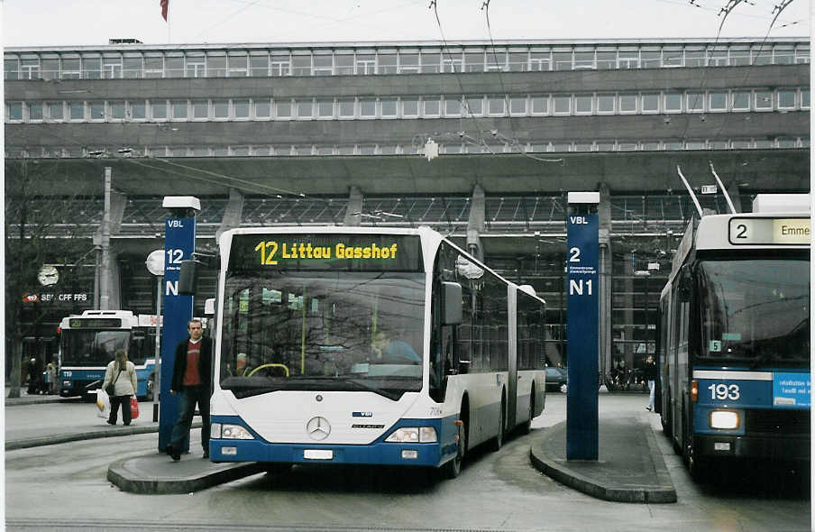 (064'824) - Heggli, Kriens - Nr. 708/LU 15'008 - Mercedes am 27. Dezember 2003 beim Bahnhof Luzern