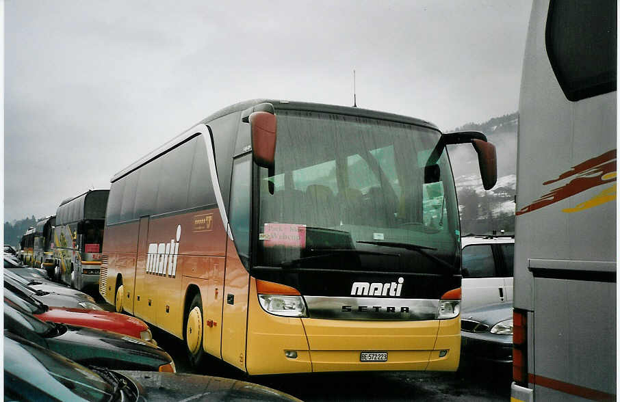 (065'233) - Marti, Kallnach - Nr. 23/BE 572'223 - Setra am 7. Februar 2004 in Frutigen, Flugplatz