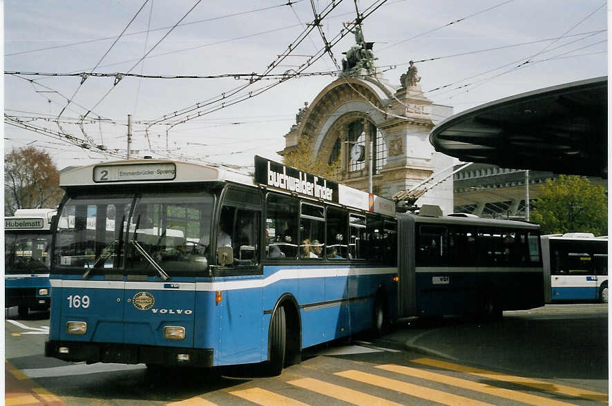 (066'934) - VBL Luzern - Nr. 169 - Volvo/Hess Gelenktrolleybus am 22. April 2004 beim Bahnhof Luzern