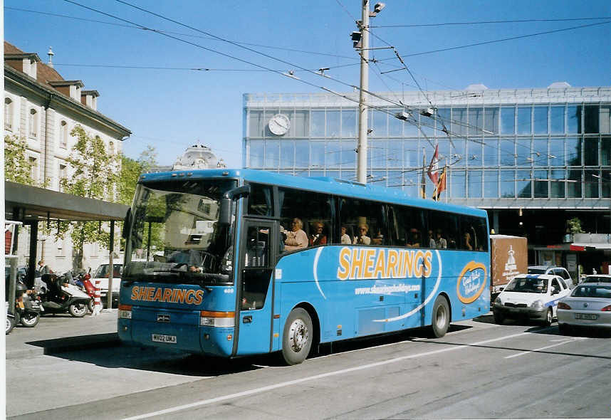 (067'611) - Aus England: Shearings, Wigan - Nr. 409/MV02 UMJ - Van Hool am 17. Mai 2004 beim Bahnhof Bern