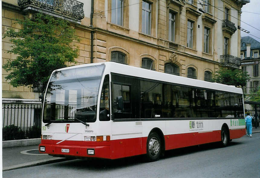 (067'621) - VR La Chaux-de-Fonds - Nr. 93/NE 98'893 - Volvo/Berkhof am 22. Mai 2004 in Neuchtel, Place Pury