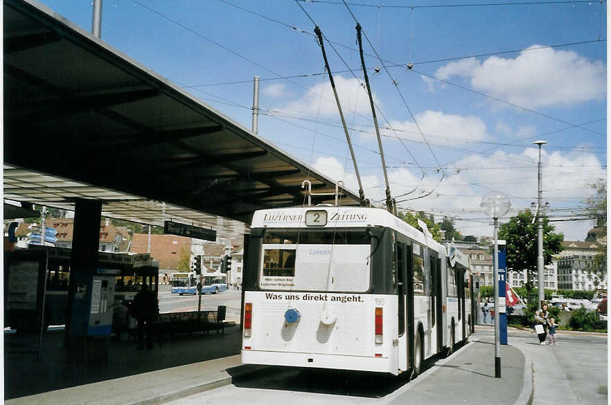 (067'735) - VBL Luzern - Nr. 195 - NAW/Hess Gelenktrolleybus am 23. Mai 2004 beim Bahnhof Luzern