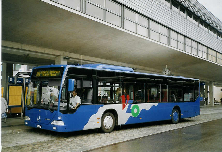 (068'430) - VZO Grningen - Nr. 69/ZH 564'869 - Mercedes am 19. Juni 2004 beim Bahnhof Uster