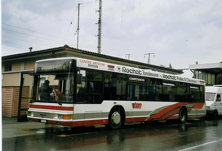 (069'203) - TPN Nyon - VD 1037 - MAN am 8. Juli 2004 beim Bahnhof Nyon