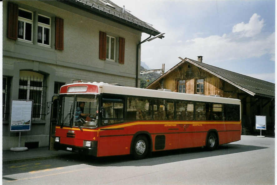 (069'502) - AS Engi - Nr. 4/GL 7704 - NAW/R&J am 17. Juli 2004 beim Bahnhof Schwanden