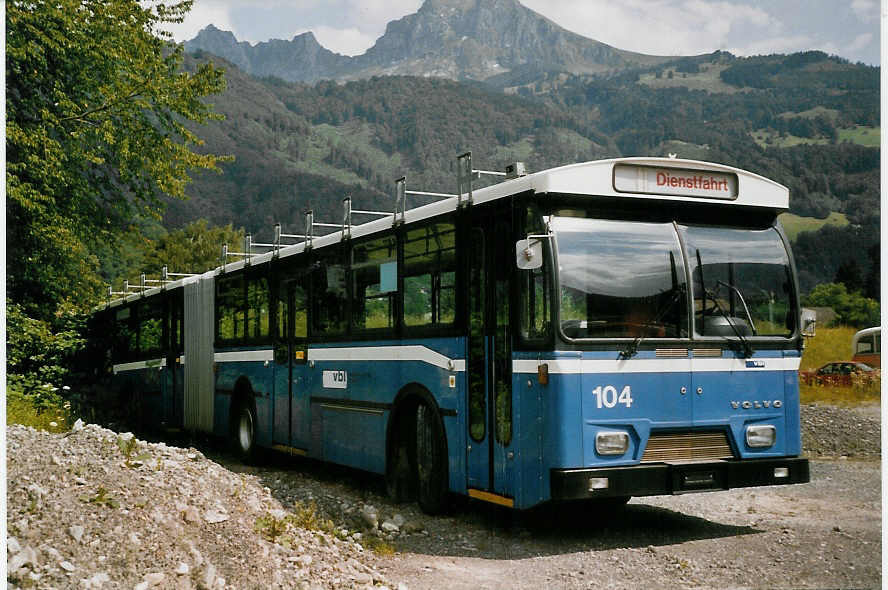 (069'515) - VBL Luzern - Nr. 104 - Volvo/Hess am 17. Juli 2004 in Nfels