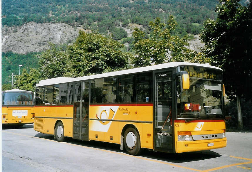 (069'736) - Zerzuben, Visp-Eyholz - Nr. 62/VS 99'500 - Setra am 31. Juli 2004 beim Bahnhof Brig