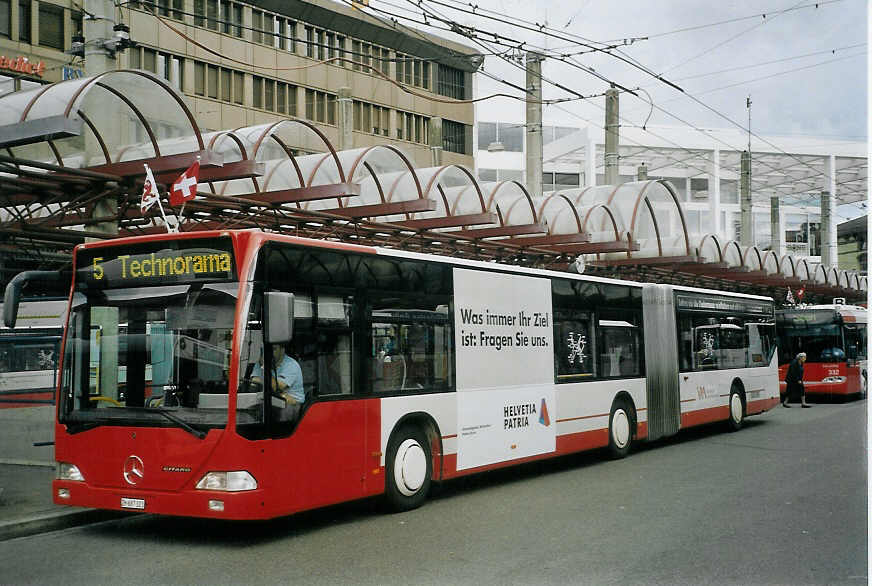 (070'014) - SW Winterthur - Nr. 323/ZH 687'323 - Mercedes am 21. August 2004 beim Hauptbahnhof Winterthur