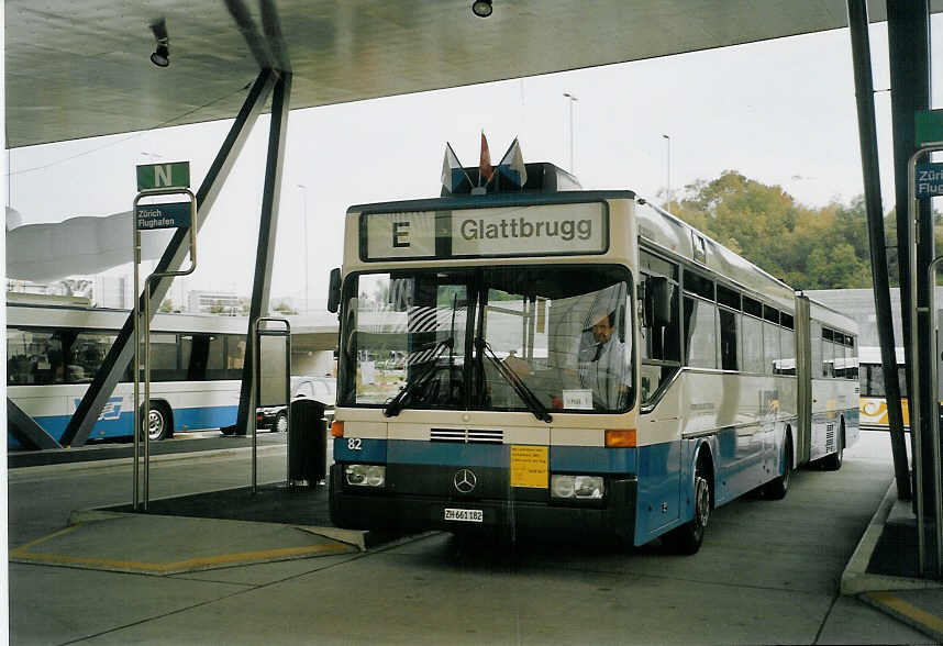 (070'802) - Welti-Furrer, Zrich - Nr. 82/ZH 661'182 - Mercedes (ex VBZ Zrich Nr. 571) am 11. September 2004 in Zrich, Flughafen