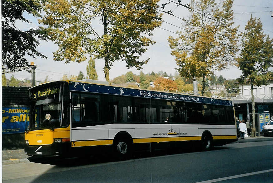 (071'530) - VBSH Schaffhausen - Nr. 5/SH 38'005 - Volvo/Hess am 4. Oktober 2004 beim Bahnhof Schaffhausen