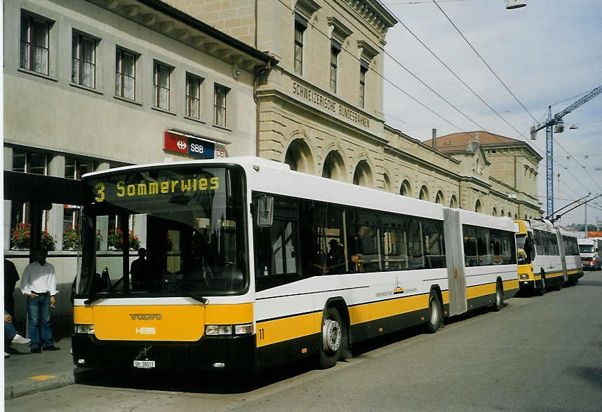 (071'602) - VBSH Schaffhausen - Nr. 11/SH 38'011 - Volvo/Hess am 4. Oktober 2004 beim Bahnhof Schaffhausen