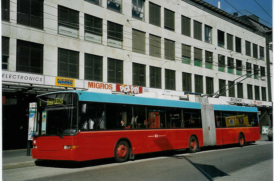 (071'719) - VB Biel - Nr. 88 - NAW/Hess Gelenktrolleybus am 5. Oktober 2004 in Biel, Guisanplatz