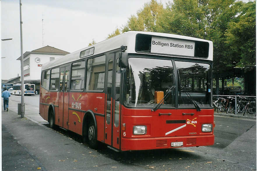 (071'807) - AAGK Koppigen - Nr. 6/BE 122'011 - Volvo/Lauber am 6. Oktober 2004 beim Bahnhof Burgdorf