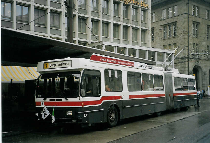 (071'929) - VBSG St. Gallen - Nr. 102 - Saurer/Hess Gelenktrolleybus am 11. Oktober 2004 beim Bahnhof St. Gallen