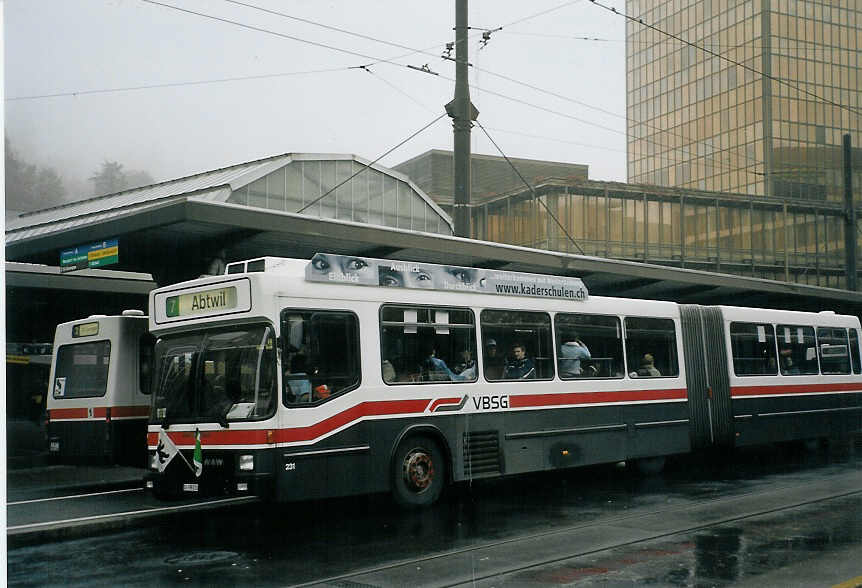 (072'032) - VBSG St. Gallen - Nr. 231/SG 198'231 - NAW/Hess am 11. Oktober 2004 beim Bahnhof St. Gallen