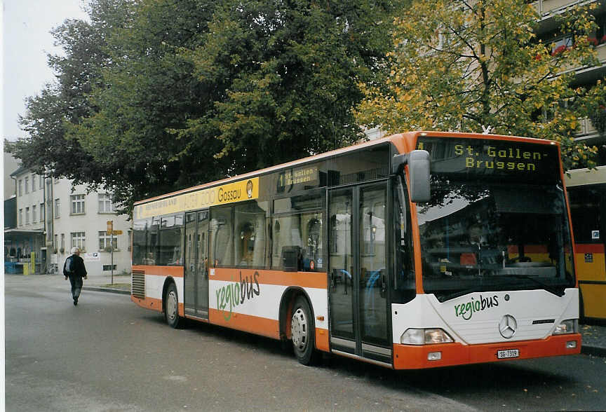 (072'104) - Regiobus, Gossau - Nr. 19/SG 7319 - Mercedes am 11. Oktober 2004 beim Bahnhof Gossau