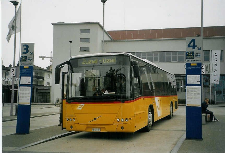 (072'131) - Schmidt, Jonschwil - SG 127'487 - Volvo (ex Postautobetriebe Unteres Toggenburg, Ltisburg) am 11. Oktober 2004 beim Bahnhof Wil