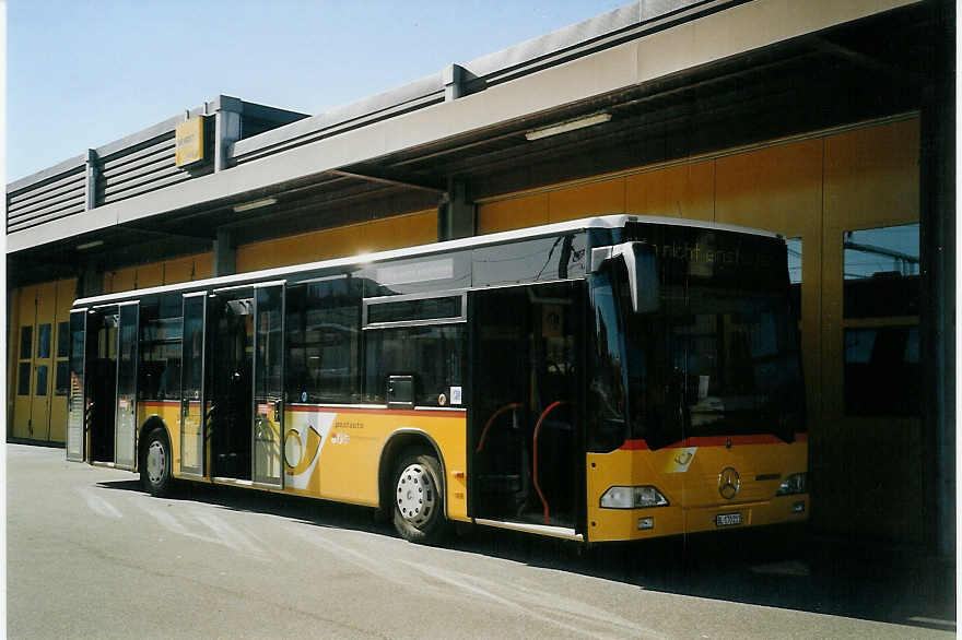 (072'308) - PostAuto Nordwestschweiz - BL 170'211 - Mercedes (ex P 25'246) am 24. Oktober 2004 in Laufen, Garage