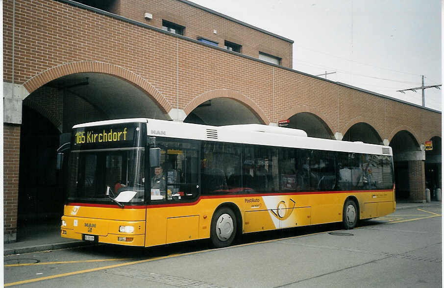 (073'223) - Lengacher, Mnsingen - Nr. 1/BE 555'399 - MAN am 12. Dezember 2004 beim Bahnhof Mnsingen