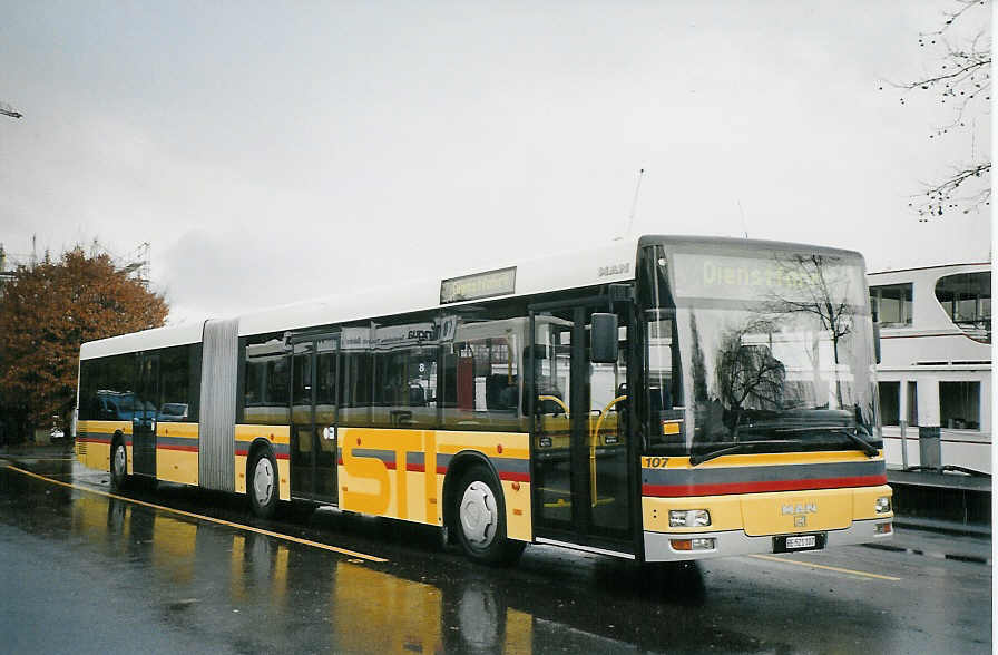 (073'315) - STI Thun - Nr. 107/BE 521'107 - MAN am 19. Dezember 2004 bei der Schifflndte Thun