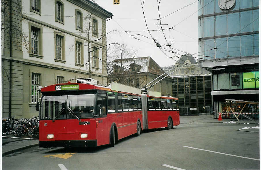 (073'330) - Bernmobil, Bern - Nr. 57 - FBW/Hess Gelenktrolleybus am 20. Dezember 2004 beim Bahnhof Bern