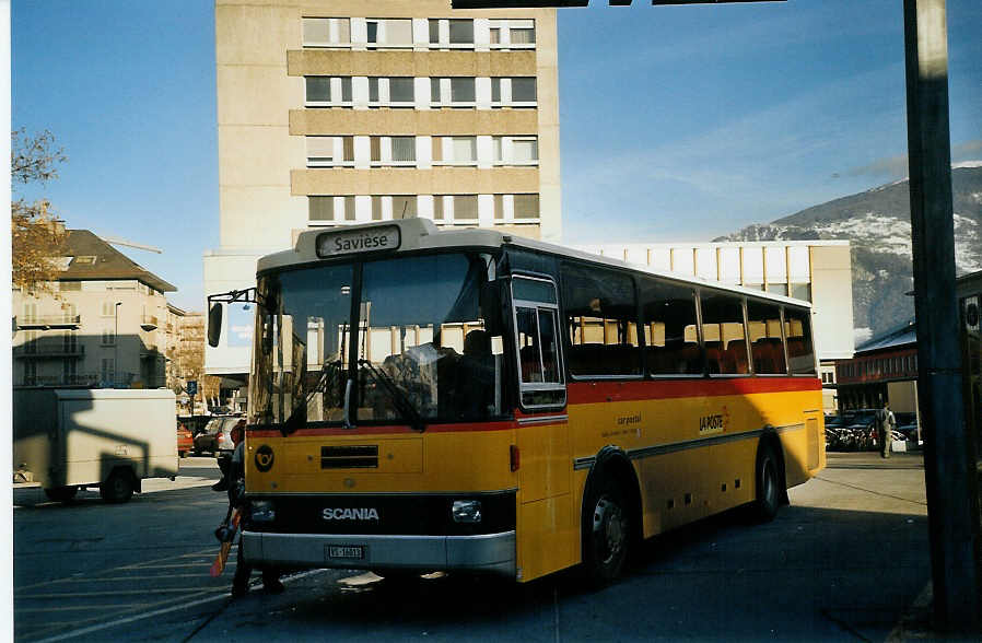 (073'623) - Dubuis, Savise - VS 16'013 - Scania/Lauber am 1. Januar 2005 beim Bahnhof Sion
