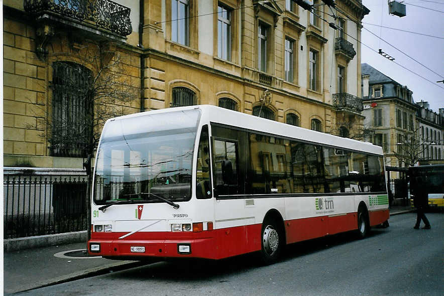 (074'115) - VR La Chaux-de-Fonds - Nr. 91/NE 98'891 - Volvo/Berkhof am 16. Januar 2005 in Neuchtel, Place Pury