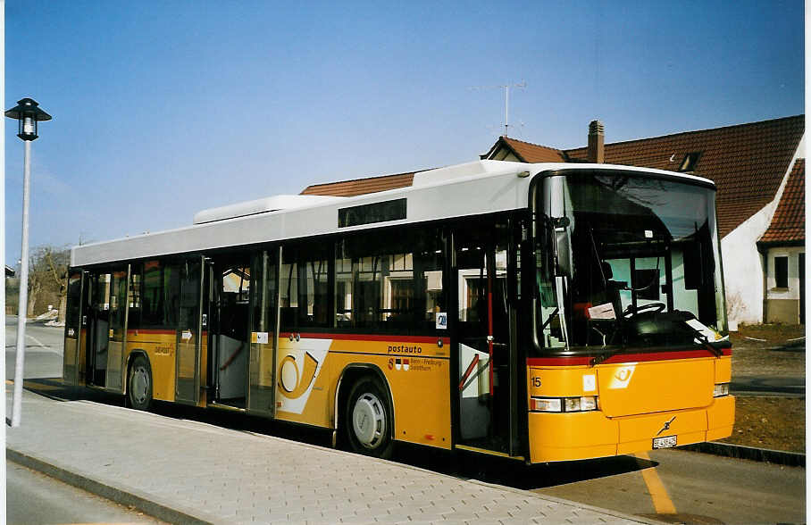 (075'722) - Steiner, Ortschwaben - Nr. 15/BE 438'425 - Volvo/Hess am 20. Mrz 2005 beim Bahnhof Schwarzenburg